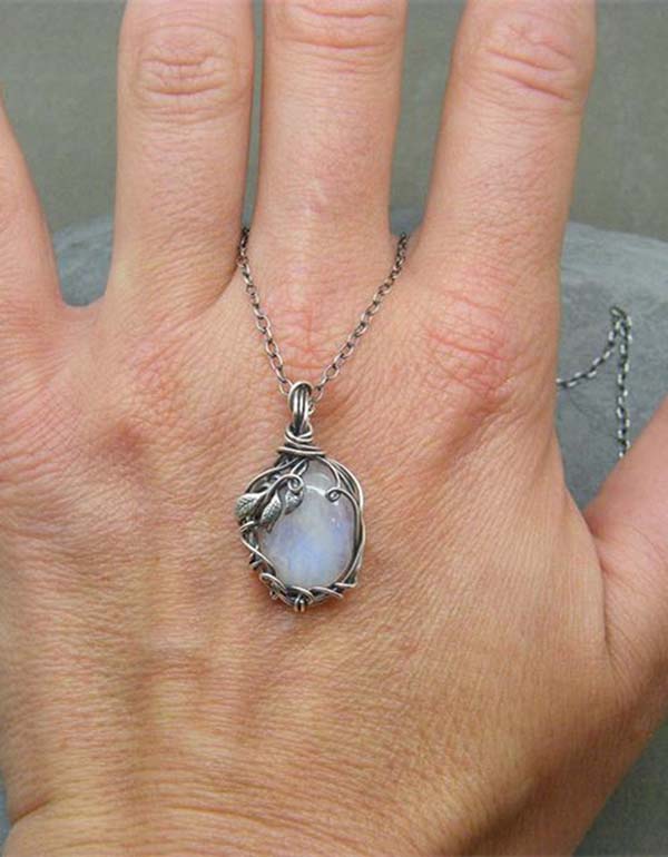 Retro Winding Moonstone Necklace